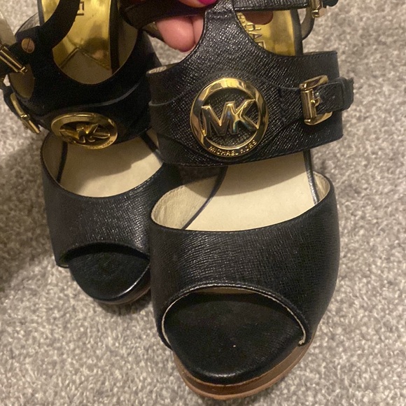 Michael Kors heels size 7 1/2M - Picture 2 of 3